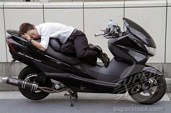 Можно ли спать на мотоцикле?! (21 фото)