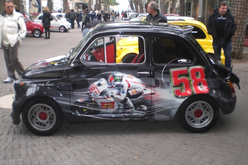 Автомобиль Fiat 500 Abarth покрашенный в память Марко Симончелли