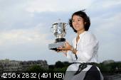 На Ли - poses with her Roland Garros Trophy at Pont de Bir Hakeim in Paris, France - June 4, 2011 (12xHQ) 421cfa6f47fb26715ddf1fda3e9b7c2d